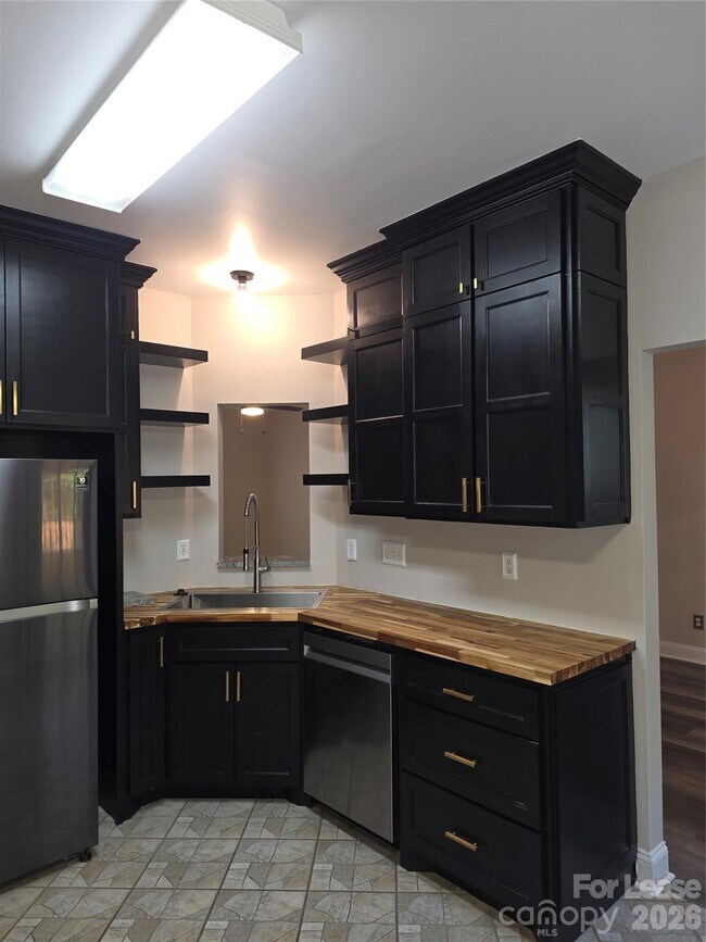 Building Photo - 935 Woodington Ln