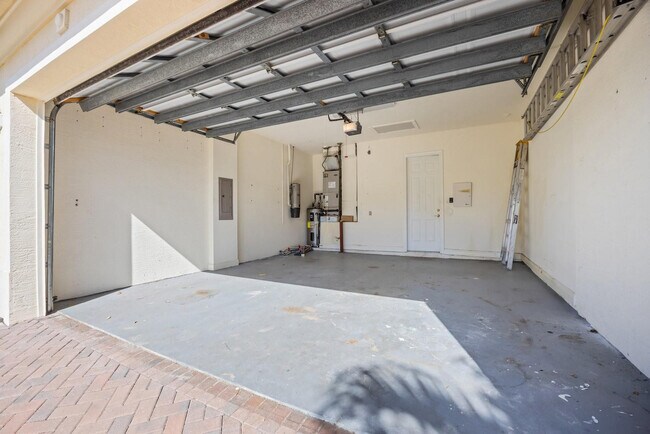 Building Photo - 844 SW Pebble Ln