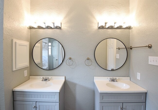 Building Photo - 2910 Walnut Springs Dr