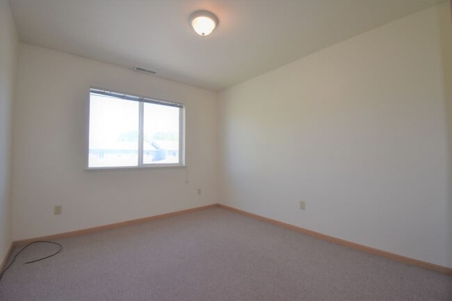 Building Photo - 3Bed 1.5Ba Townhouse with GARAGE! Great Location!