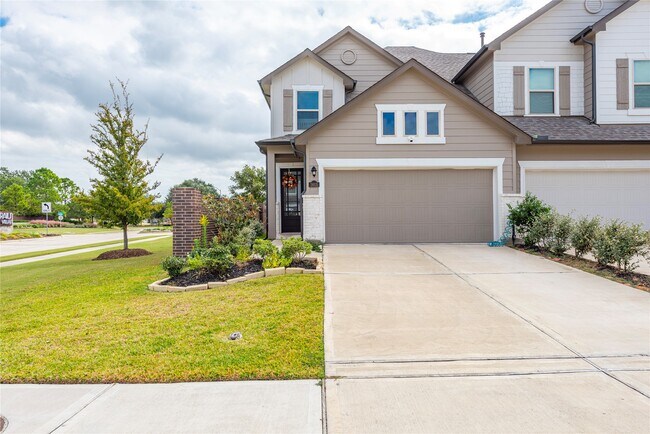 Building Photo - 5605 Hyde Park Dr