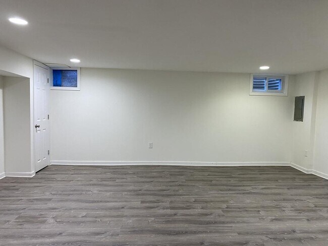 Building Photo - 215 East Ct