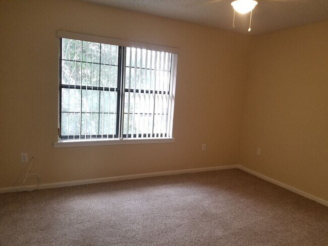 Building Photo - Two-Bedroom Townhome Across from Country Park