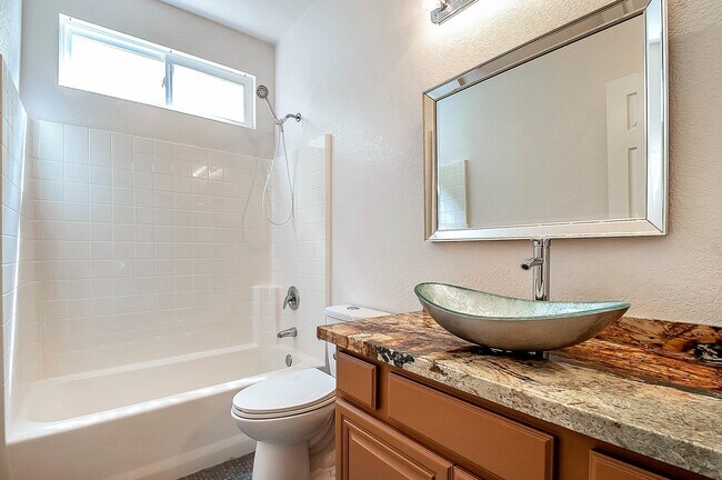 Building Photo - Modern 5 Bedroom in Paseo Del Sol