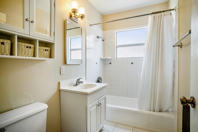 Building Photo - 715 Loma Dr