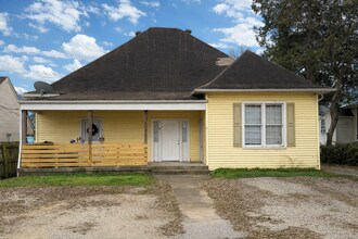 Building Photo - Renovated 4 Bedroom Duplex Unit in South Nashville - Pet Friendly!