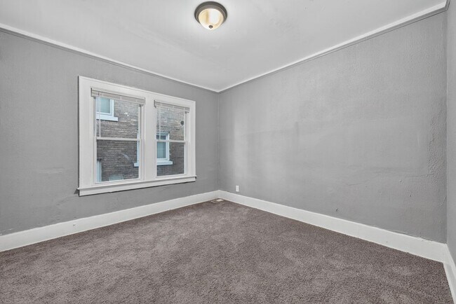 Building Photo - 2025 Calvert Ave