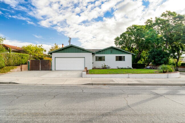 Building Photo - 5651 N Bryn Mawr St