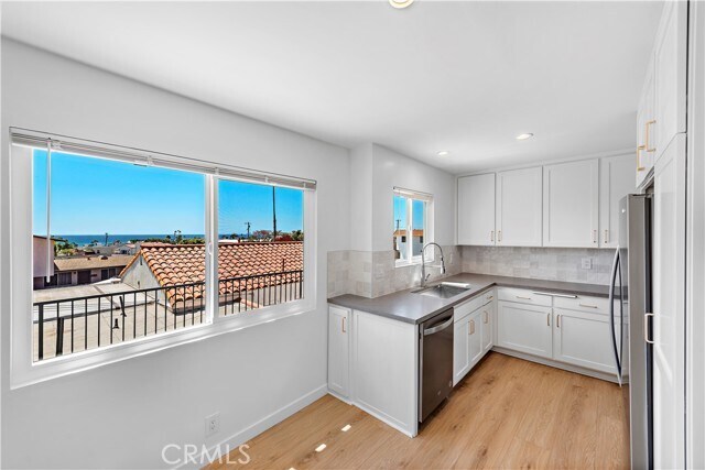 Building Photo - 223 Avenida Victoria