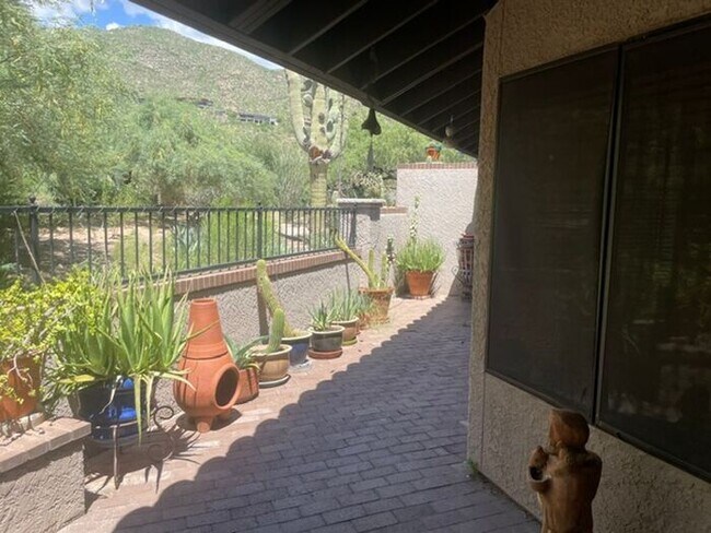 Building Photo - Beautiful home in gated community