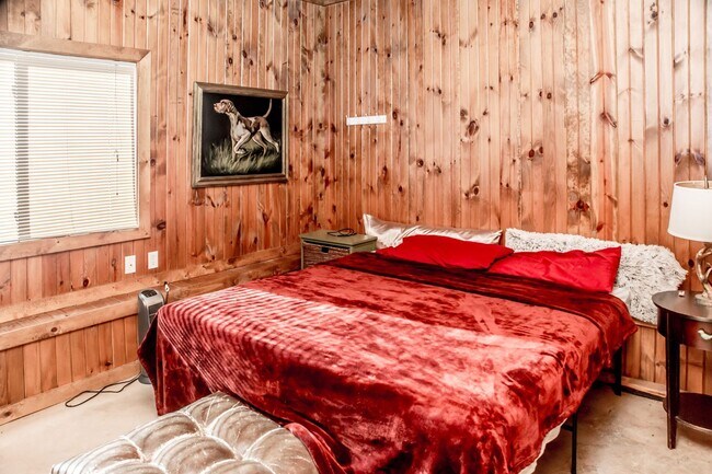 Building Photo - 4 Bedroom Hunting Lodge in Climax Springs