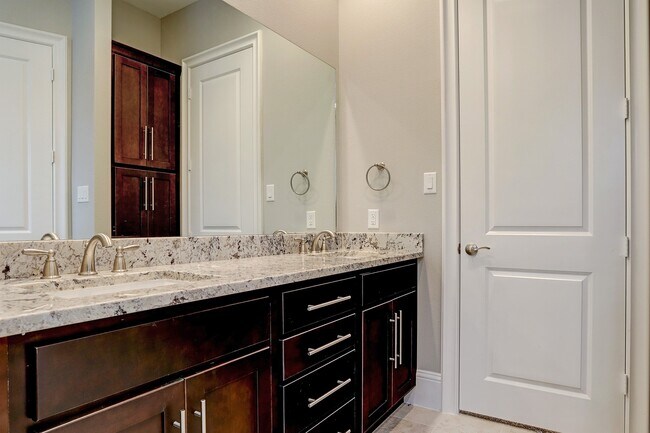 Building Photo - 4851 Benning Dr