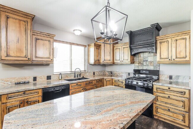 Building Photo - 2361 N 10 W