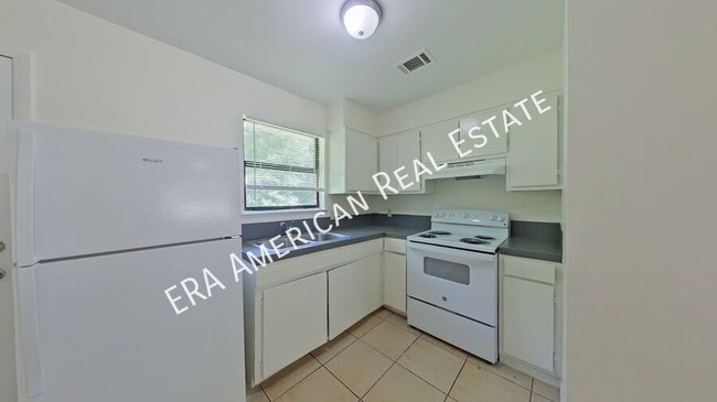 Building Photo - 162 Twin Trees Dr
