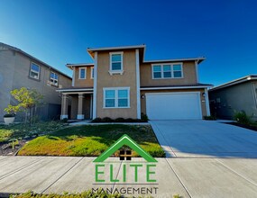 Building Photo - Spacious and Modern 4-Bedroom Home in Desi...