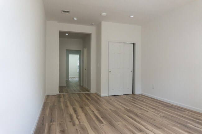 Building Photo - 576 Newark Ave