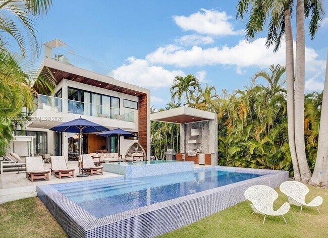 Building Photo - 321 E Dilido Dr