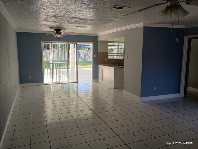 Building Photo - 2722 Lower Valley Dr