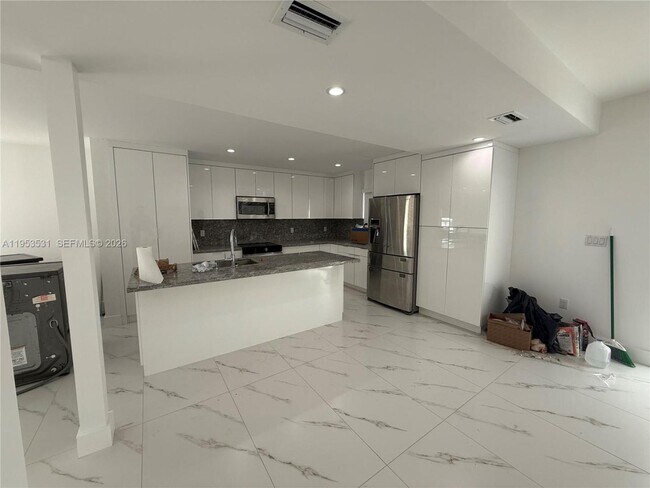 Building Photo - 2313 SW 60th Ct