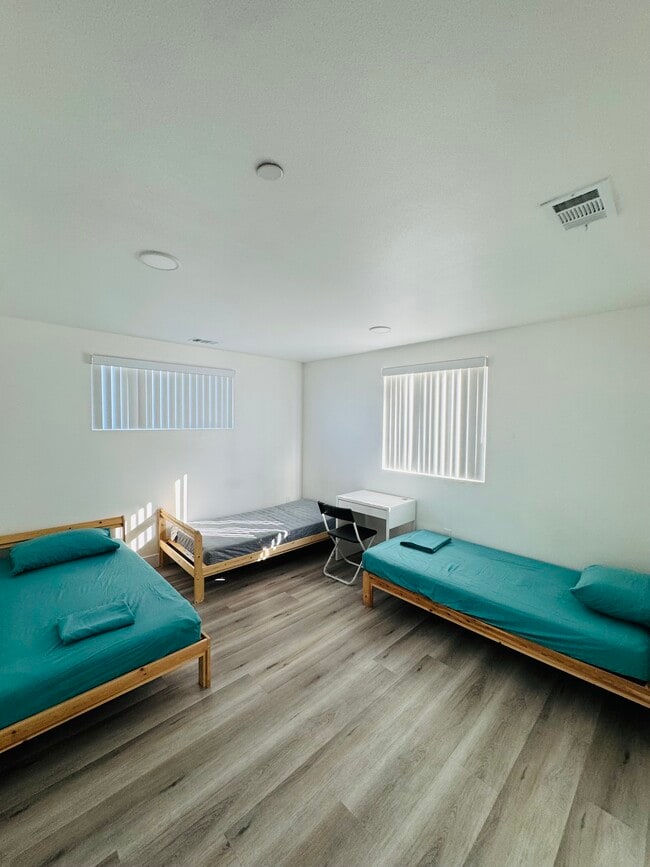 Building Photo - 2-212 E 29th St