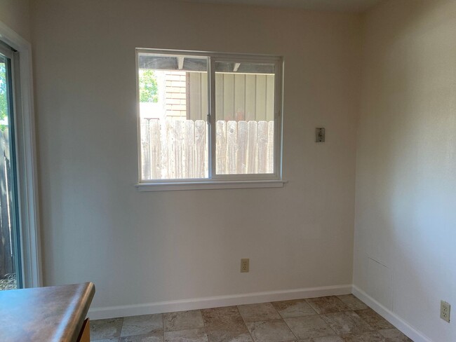 Building Photo - Convenient location, washer/dryer included