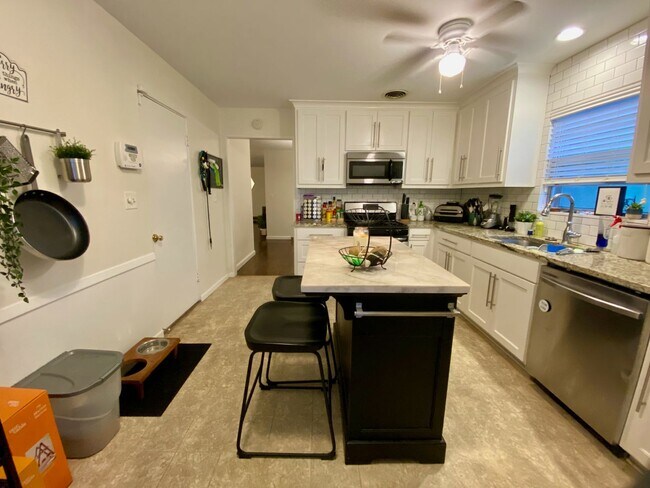 Building Photo - 7622-7624 MAIN STREET