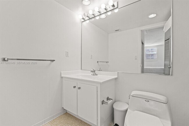 Building Photo - 90 Edgewater Dr