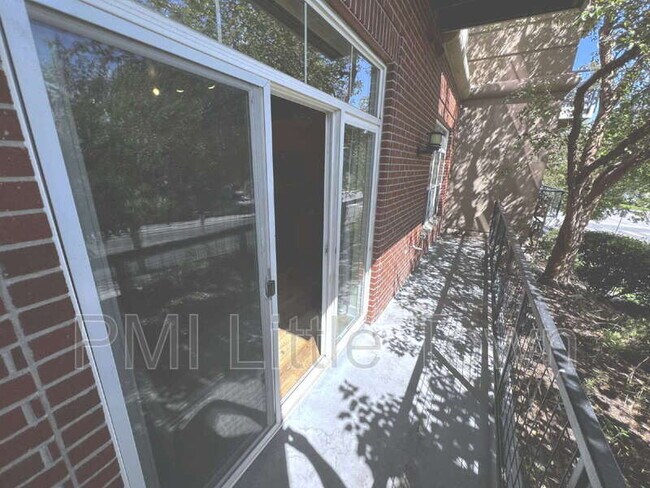 Building Photo - 5677 S Park Pl