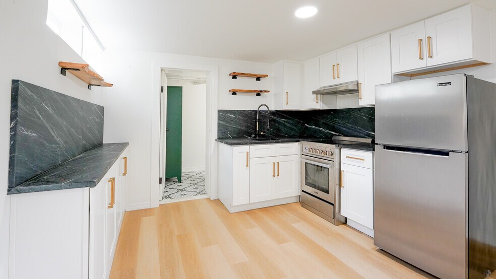 Building Photo - 310 W Idlewild Ave