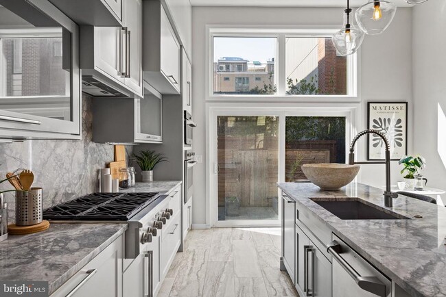 Building Photo - 2106 Spring St