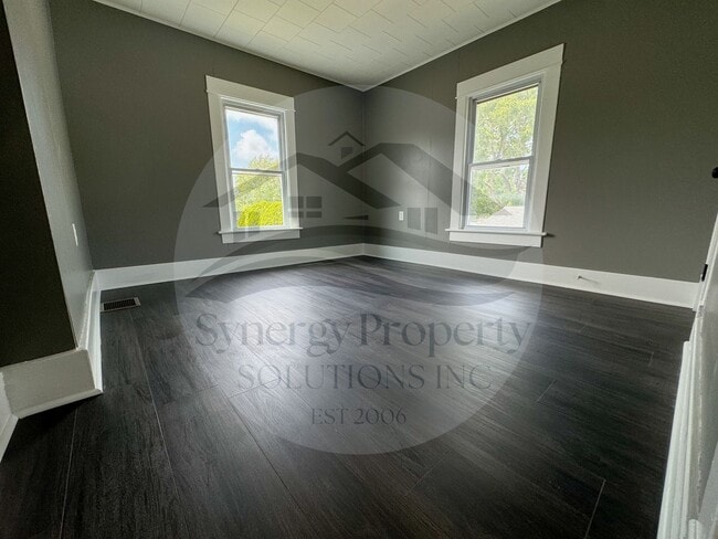 Building Photo - Crestline Home Available Now