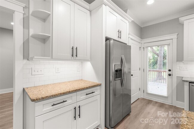 Building Photo - 712 Seldon Dr