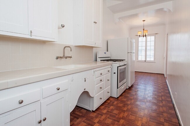 Building Photo - 140 Roxbury Dr