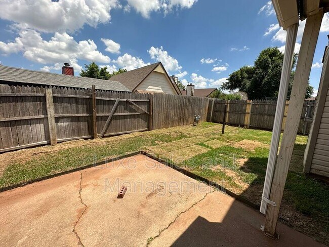 Building Photo - 3718 Southwind Ave