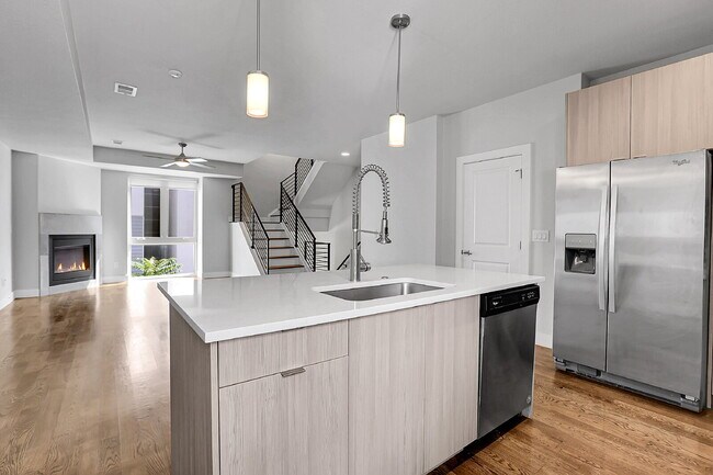Building Photo - $3,300.00 - 2 Bedroom, 2.5 Bathroom, Rooft...