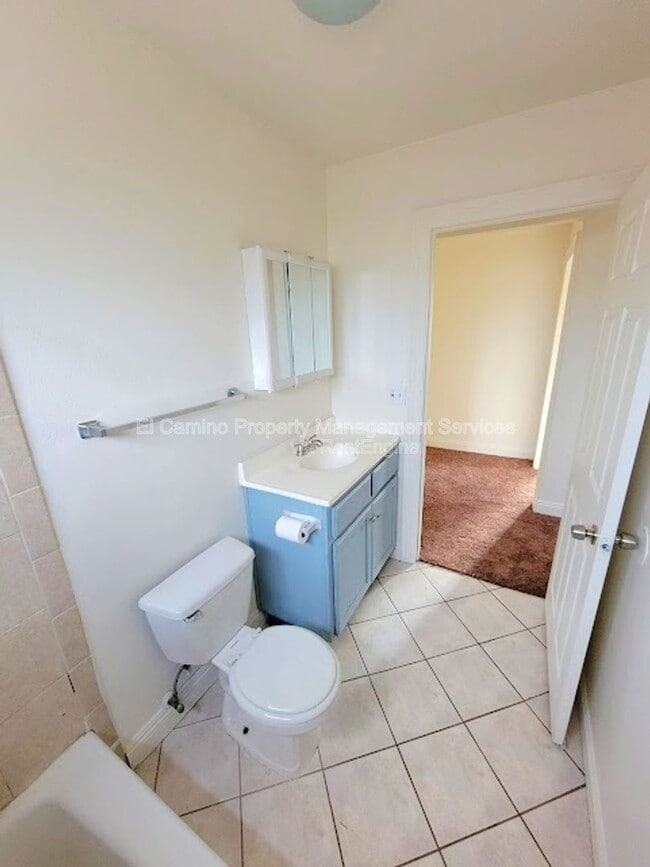 Building Photo - 1424 E 59th St