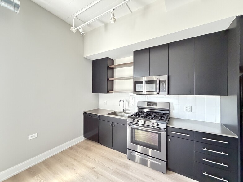 Building Photo - 941 W Belmont Ave