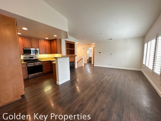 Building Photo - Move-in ready 2BR / 2BA townhome in San Marcos!
