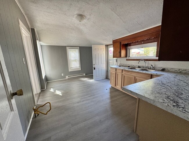 Building Photo - 2 Bedroom House