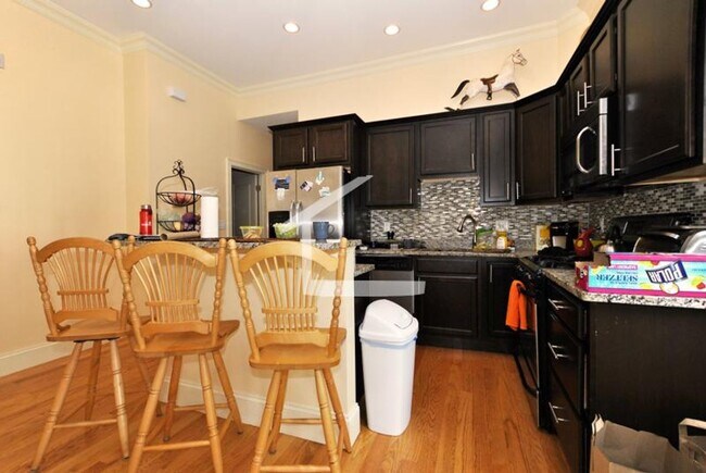 Building Photo - Renovated Duplex Townhome