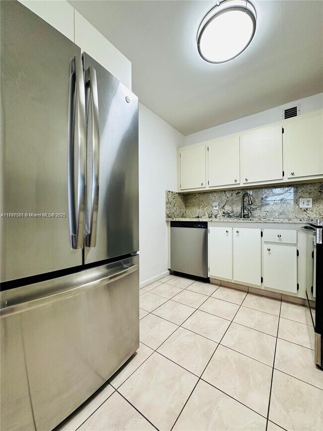 Building Photo - 551 SW 135th Ave