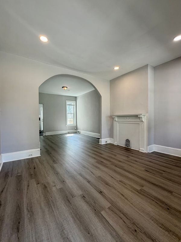 Building Photo - 2555 N Hollywood St