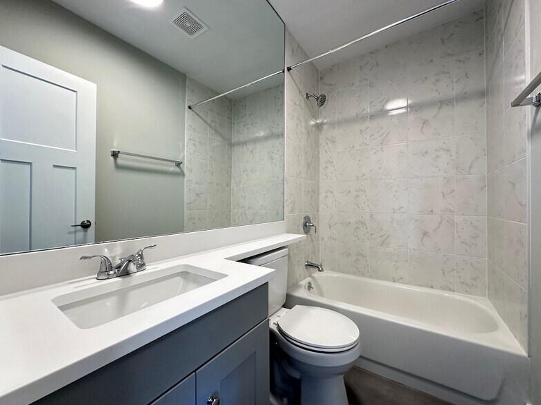 Building Photo - 1144 Oak Ave