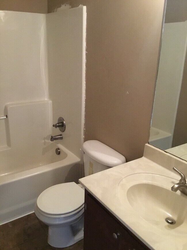 Building Photo - 3 Bedroom 2 1/2 Bath Pet Friendly Home For Rent!