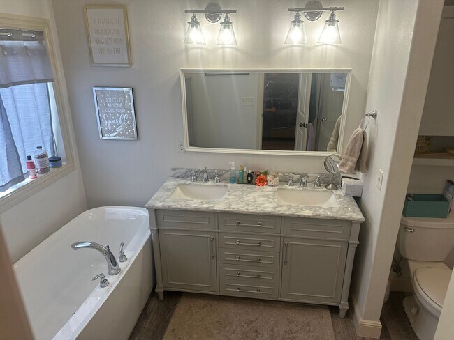 Building Photo - 3 Bed, 2.5 Bath Garden Home in Lakewood Subdivision – Available 8/1