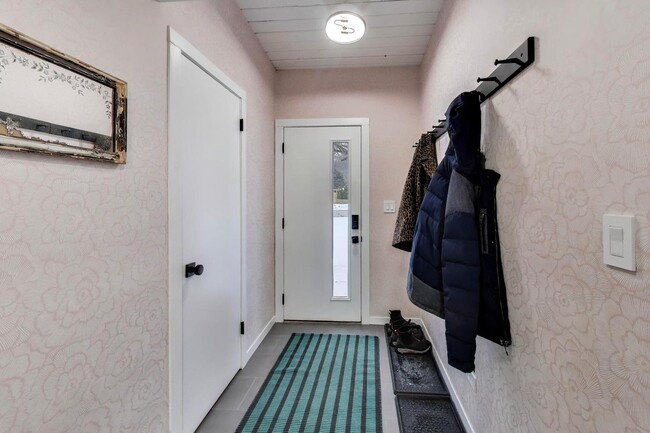 Building Photo - 2649 Crawford Ave