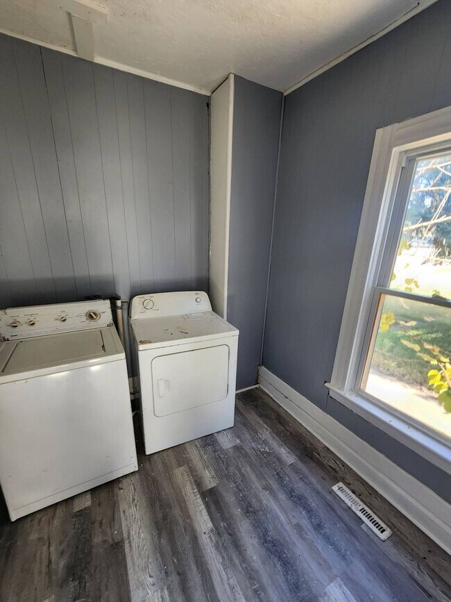 Building Photo - Charming 4-Bedroom Property in Prime Location (SECTION 8 VOUCHERS ACCEPTED)