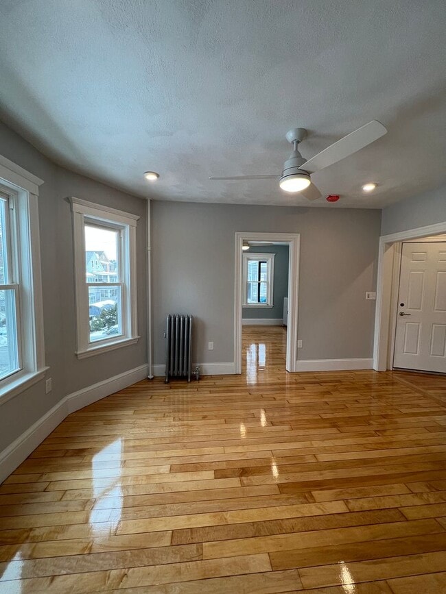 Building Photo - No Broker's Fee, No Last Month rent, Pets Friendly, Laundry on a Site