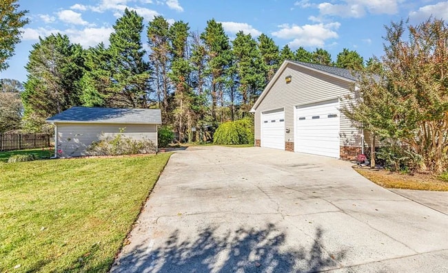 Building Photo - Charming ranch home 3 bedrooms and 2 bathrooms in Burlington w/ 5 garage spaces.