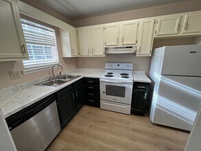 Building Photo - 2 bed 1 bath Available now!